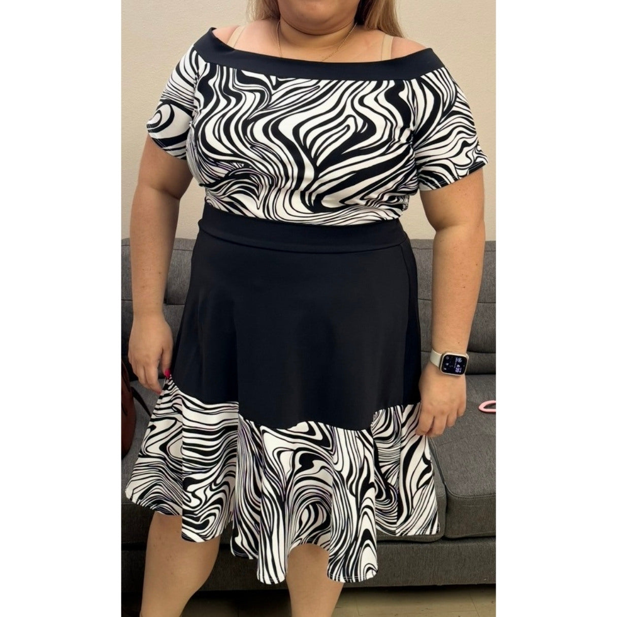 Off shoulder top & hot honey knee skirt SET